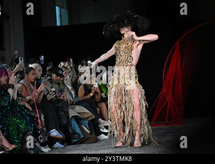 LONDON, GROSSBRITANNIEN. September 2024. Karina Bond LFW SS25 in der Freemasons Hall, London, Großbritannien. (Foto von 李世惠/siehe Li/Picture Capital) Credit: Siehe Li/Picture Capital/Alamy Live News Stockfoto