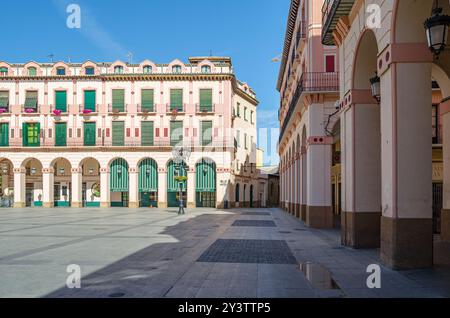 HUESCA, SPANIEN - 24. AUGUST 2014: Blick auf den Platz Luis Lopez Allue im Stadtzentrum von Huesca, Aragon, Nordosten Spaniens Stockfoto