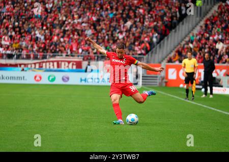 Freiburg, Deutschland. September 2024. Christian Günter (SC Freiburg) beim Spiel der 1. FBL: 24-25:3. Sptg. SC Freiburg - VfL Bochum DFL-VORSCHRIFTEN VERBIETEN JEDE VERWENDUNG VON FOTOGRAFIEN ALS BILDSEQUENZEN UND/ODER QUASI-VIDEONann Credit: dpa/Alamy Live News Stockfoto