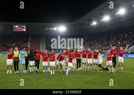 ALKMAAR - AZ feiert den Sieg beim niederländischen Eredivisie-Spiel zwischen AZ Alkmaar und sc Heerenveen im AFAS-Stadion am 14. September 2024 in Alkmaar, Niederlande. ANP BART STOUTJESDIJK Stockfoto