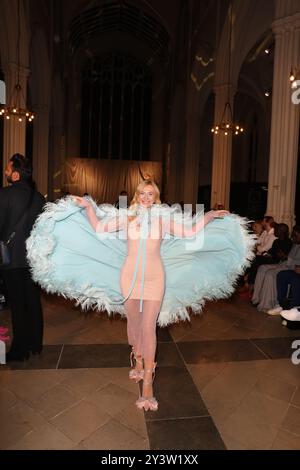 Die ukrainische Influencerin Vita Shafinska besucht den Rocky Star LFW SS25 Catwalk während der London Fashion Week in der St. John's Church, Hyde Park, London. Quelle: John Davies/Alamy Live News Stockfoto