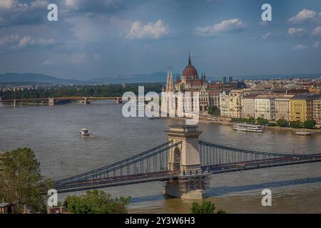 Budapest, Ungarn - 22. Mai ,2023 : Blick auf das ungarische Parlament und die Donau vom Burghügel Buda. Hochwertige Fotos Stockfoto