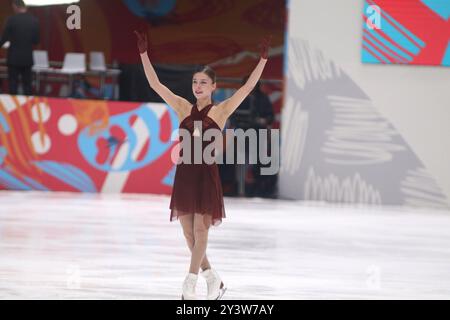 Sankt Petersburg, Russland. September 2024. Anna Frolova, in Aktion während der Verleihung eines kurzen Programms unter Frauen bei der Vorstellung von Control Verleih russischer Eiskunstläuferinnen im Yubileyny Sportkomplex. (Foto: Maksim Konstantinov/SOPA Images/SIPA USA) Credit: SIPA USA/Alamy Live News Stockfoto