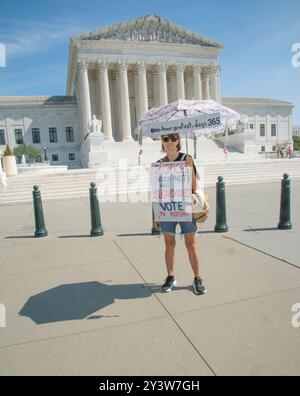 Washington DC. 14. September 2024 USA: Ein Demonstrant am Obersten Gerichtshof der USA in Washington DC wurde von Demonstranten der Gender Liberation M begleitet Stockfoto