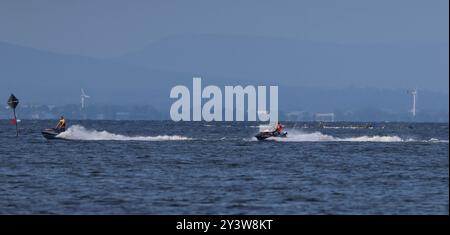 Wassersport am Lough Neagh zwei Jet-Skier Lough Neagh Lesiure Activity Spring Stockfoto