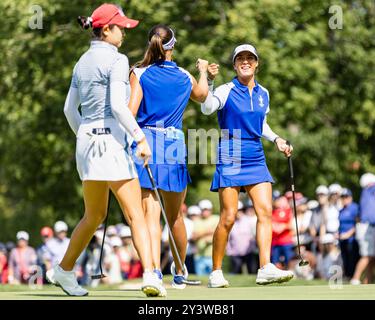 Gainesville, Va, USA. September 2024. CELINE BOUTIER und LINN GRANT feiern einen Put während der vier-Ball-Spiele am zweiten Tag des Solheim Cup 2024. (Kreditbild: © Robert Blakley/ZUMA Press Wire) NUR REDAKTIONELLE VERWENDUNG! Nicht für kommerzielle ZWECKE! Stockfoto