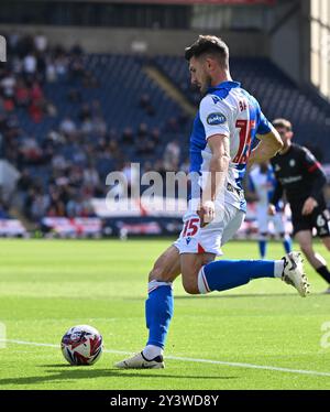 Ewood Park, Blackburn, Großbritannien. September 2024. EFL Championship Football, Blackburn Rovers gegen Bristol City; Danny Batth von Blackburn Rovers übertrifft den Ball Credit: Action Plus Sports/Alamy Live News Stockfoto
