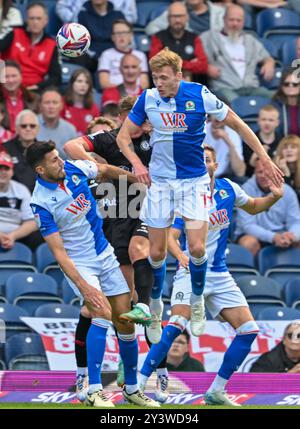 Ewood Park, Blackburn, Großbritannien. September 2024. EFL Championship Football, Blackburn Rovers gegen Bristol City; Hayden Carter von Blackburn Rovers gewinnt den hohen Ball Credit: Action Plus Sports/Alamy Live News Stockfoto