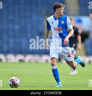 Ewood Park, Blackburn, Großbritannien. September 2024. EFL Championship Football, Blackburn Rovers gegen Bristol City; Owen Beck von Blackburn Rovers mit dem Ball Credit: Action Plus Sports/Alamy Live News Stockfoto