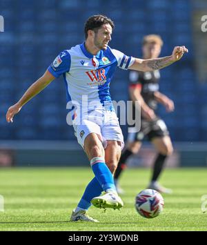 Ewood Park, Blackburn, Großbritannien. September 2024. EFL Championship Football, Blackburn Rovers gegen Bristol City; Lewis Travis von Blackburn Rovers übergibt den bal Credit: Action Plus Sports/Alamy Live News Stockfoto