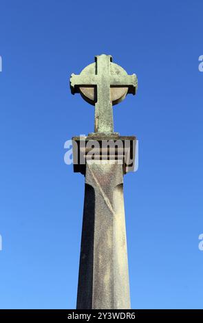 Statue eines keltischen Kreuzes vor blauem Himmel Stockfoto