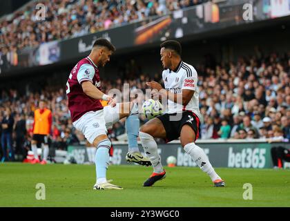 Craven Cottage, Fulham, London, Großbritannien. September 2024. Premier League Football, Fulham gegen West Ham United; Konstantinos Mavropanos von West Ham United fordert Rodrigo Muniz von Fulham heraus Credit: Action Plus Sports/Alamy Live News Stockfoto