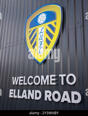 Elland Road, Leeds, Yorkshire, Großbritannien. September 2024. EFL Championship Football, Leeds United gegen Burnley; Ein Leeds Embkem an der Seite des Elland Road Stadions Credit: Action Plus Sports/Alamy Live News Stockfoto