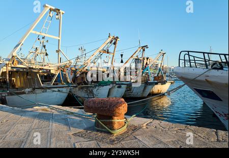 07/12/2024 - Fischerboote im Hafen von Mola di Bari, Apulien, Italien - Pescherecci ormeggiati al porto di Mola di Bari Stockfoto