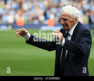 Etihad Stadium, Manchester, Großbritannien. September 2024. Premier League Football, Manchester City gegen Brentford; der ehemalige Kapitän und Manager von Manchester City Tony Book wird dem Publikum zu seinem 90. Geburtstag präsentiert. Credit: Action Plus Sports/Alamy Live News Stockfoto