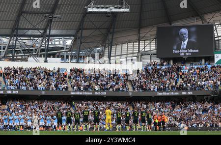 Etihad Stadium, Manchester, Großbritannien. September 2024. Premier League Football, Manchester City gegen Brentford; die Spieler beider Teams nehmen in einer Minute Applaus an der Feier des ehemaligen Manchester City Managers Sven Goran Eriksson Teil. Credit: Action Plus Sports/Alamy Live News Stockfoto