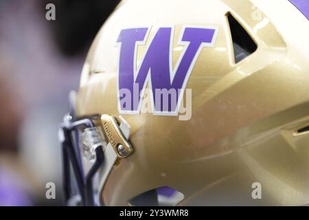 Seattle, Usa. September 2024. Beim Apple Cup 2024 im Lumen Field in Seattle, Washington, am 14. September 2024, fallen Regentropfen auf einen Washington Huskies Fußballhelm. (Foto Nate Koppelman/SIPA USA) Credit: SIPA USA/Alamy Live News Stockfoto