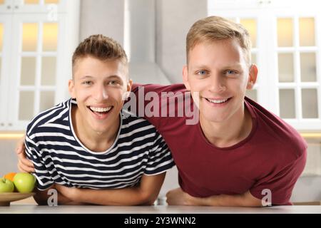 Familienporträt lustiger Brüder in der Küche Stockfoto