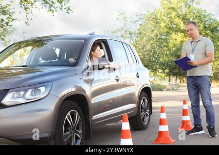 Frau, die die Manövrierfähigkeit auf der Rennstrecke besteht Stockfoto