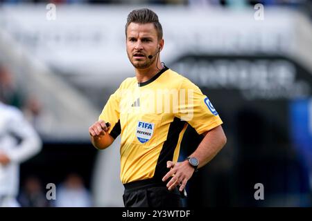 Sinsheim, Deutschland. September 2024. Daniel Schlager (Schiedsrichter), Einzelbild, Einzelfoto, Aktion, Aktion, 14.09.2024, Sinsheim (Deutschland), Fussball, Bundesliga, TSG 1899 Hoffenheim - Bayer 04 Leverkusen, DFB/DFL-VORSCHRIFTEN VERBIETEN DIE VERWENDUNG VON FOTOGRAFIEN ALS BILDSEQUENZEN UND/ODER QUASI-VIDEO. Quelle: dpa/Alamy Live News Stockfoto