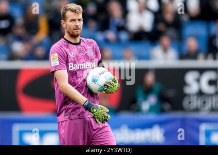 Sinsheim, Deutschland. September 2024. Lukas Hradecky (Torwart, B04, 1), am Ball, Einzelbild, Einzelfoto, Aktion, 14.09.2024, Sinsheim (Deutschland), FUSSBALL, BUNDESLIGA, TSG 1899 HOFFENHEIM - BAYER 04 LEVERKUSEN, DFB/DFL-VORSCHRIFTEN VERBIETEN DIE VERWENDUNG VON FOTOGRAFIEN ALS BILDSEQUENZEN UND/ODER QUASI-VIDEO. Quelle: dpa/Alamy Live News Stockfoto