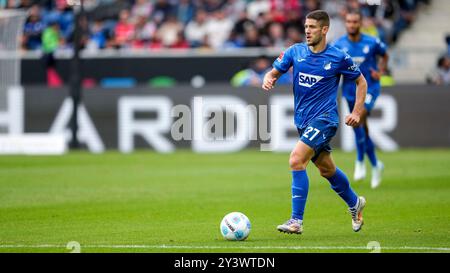 Sinsheim, Deutschland. September 2024. Andrej Kramaric (Hoffenheim, 27), am Ball, Freisteller, Ganzkörper, Einzelbild, Einzelfoto, Aktion, 14.09.2024, Sinsheim (Deutschland), Fussball, Bundesliga, TSG 1899 Hoffenheim - Bayer 04 Leverkusen, DFB/DFL-VORSCHRIFTEN VERBIETEN DIE VERWENDUNG VON FOTOGRAFIEN ALS BILDSEQUENZEN UND/ODER QUASI-VIDEO. Quelle: dpa/Alamy Live News Stockfoto