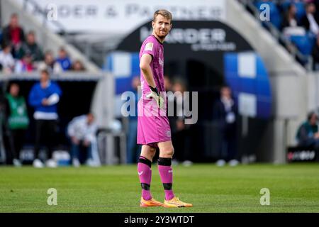 Sinsheim, Deutschland. September 2024. Lukas Hradecky (Torwart, B04, 1), Freisteller, Ganzkörper, Einzelbild, Einzelfoto, Aktion, 14.09.2024, Sinsheim (Deutschland), Fussball, Bundesliga, TSG 1899 Hoffenheim - Bayer 04 Leverkusen, DFB/DFL-VORSCHRIFTEN VERBIETEN DIE VERWENDUNG VON FOTOGRAFIEN ALS BILDSEQUENZEN UND/ODER QUASI-VIDEO. Quelle: dpa/Alamy Live News Stockfoto