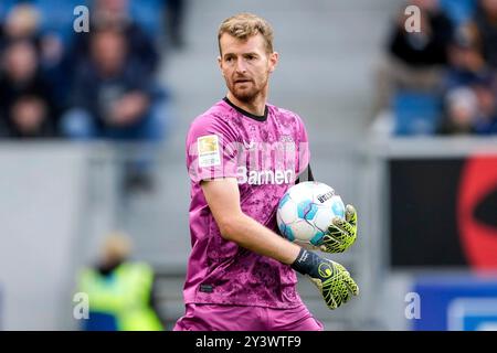 Sinsheim, Deutschland. September 2024. Lukas Hradecky (Torwart, B04, 1), am Ball, Einzelbild, Einzelfoto, Aktion, 14.09.2024, Sinsheim (Deutschland), FUSSBALL, BUNDESLIGA, TSG 1899 HOFFENHEIM - BAYER 04 LEVERKUSEN, DFB/DFL-VORSCHRIFTEN VERBIETEN DIE VERWENDUNG VON FOTOGRAFIEN ALS BILDSEQUENZEN UND/ODER QUASI-VIDEO. Quelle: dpa/Alamy Live News Stockfoto