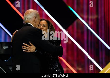 Washington, Usa. September 2024. US-Präsident Joe Biden begrüßt US-Vizepräsidentin Kamala Harris, als sie am Samstag, den 14. September, während des Phoenix Awards Dinners 2024 in Washington, DC, USA, auf der Bühne ankommt. 2024. das Abendessen, das vom Black Caucus (CBC) und der Black Caucus Foundation (CBCF) des Kongresses veranstaltet wird, würdigt die Arbeit der beiden Gruppen zur Wahrung demokratischer Normen und Institutionen und zur Festlegung eines Weges für den Fortschritt der Black Americans. Fotograf: Kent Nishimura/Pool/SIPA USA Credit: SIPA USA/Alamy Live News Stockfoto