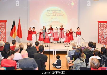 Berlin, Deutschland. September 2024. Schauspielerinnen treten während einer Feier des bevorstehenden Herbstfestes im Chinesischen Kulturzentrum in Berlin auf, 14. September 2024. Quelle: Ren Pengfei/Xinhua/Alamy Live News Stockfoto