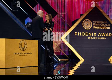 Washington, Usa. September 2024. US-Präsident Joe Biden begrüßt US-Vizepräsidentin Kamala Harris, als sie am Samstag, den 14. September, während des Phoenix Awards Dinners 2024 in Washington, DC, USA, auf der Bühne ankommt. 2024. das Abendessen, das vom Black Caucus (CBC) und der Black Caucus Foundation (CBCF) des Kongresses veranstaltet wird, würdigt die Arbeit der beiden Gruppen zur Wahrung demokratischer Normen und Institutionen und zur Festlegung eines Weges für den Fortschritt der Black Americans. Foto: Kent Nishimura/Pool/ABACAPRESS. COM Credit: Abaca Press/Alamy Live News Stockfoto