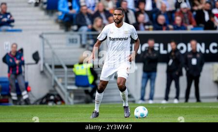 Sinsheim, Deutschland. September 2024. Jonathan Tah (B04, 4), am Ball, Freisteller, Ganzkörper, Einzelbild, Einzelfoto, Aktion, 14.09.2024, Sinsheim (Deutschland), Fussball, Bundesliga, TSG 1899 Hoffenheim - Bayer 04 Leverkusen, DFB/DFL-VORSCHRIFTEN VERBIETEN DIE VERWENDUNG VON FOTOGRAFIEN ALS BILDSEQUENZEN UND/ODER QUASI-VIDEO. Quelle: dpa/Alamy Live News Stockfoto