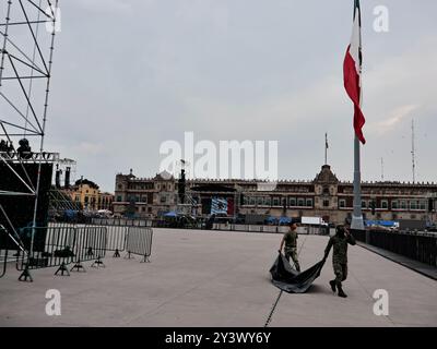 Mexiko-Stadt, Mexiko. September 2024. Auf der Plaza de la Constitución werden die letzten Details für die Feier des Unabhängigkeitsschmerzes und die Militärparade organisiert, die der letzte Anlass von Präsident Andres Manuel Lopez Obrador sein wird. Die Dekorationen des Nationalmonats werden in der Umgebung am 14. September 2024 in Mexiko-Stadt, Mexiko, zu sehen sein. (Foto: Josue Pérez/SIPA USA) Credit: SIPA USA/Alamy Live News Stockfoto