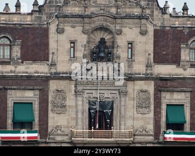 Mexiko-Stadt, Mexiko. September 2024. Auf der Plaza de la Constitución werden die letzten Details für die Feier des Unabhängigkeitsschmerzes und die Militärparade organisiert, die der letzte Anlass von Präsident Andres Manuel Lopez Obrador sein wird. Die Dekorationen des Nationalmonats werden in der Umgebung am 14. September 2024 in Mexiko-Stadt, Mexiko, zu sehen sein. (Foto: Josue Pérez/SIPA USA) Credit: SIPA USA/Alamy Live News Stockfoto