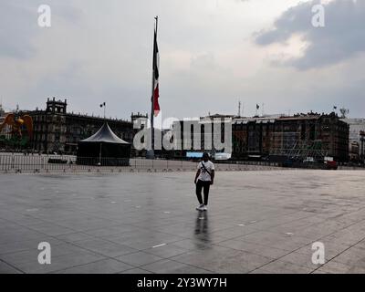 Mexiko-Stadt, Mexiko. September 2024. Auf der Plaza de la Constitución werden die letzten Details für die Feier des Unabhängigkeitsschmerzes und die Militärparade organisiert, die der letzte Anlass von Präsident Andres Manuel Lopez Obrador sein wird. Die Dekorationen des Nationalmonats werden in der Umgebung am 14. September 2024 in Mexiko-Stadt, Mexiko, zu sehen sein. (Foto: Josue Pérez/SIPA USA) Credit: SIPA USA/Alamy Live News Stockfoto