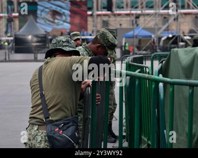 Mexiko-Stadt, Mexiko. September 2024. Auf der Plaza de la Constitución werden die letzten Details für die Feier des Unabhängigkeitsschmerzes und die Militärparade organisiert, die der letzte Anlass von Präsident Andres Manuel Lopez Obrador sein wird. Die Dekorationen des Nationalmonats werden in der Umgebung am 14. September 2024 in Mexiko-Stadt, Mexiko, zu sehen sein. (Foto: Josue Pérez/SIPA USA) Credit: SIPA USA/Alamy Live News Stockfoto