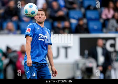 Sinsheim, Deutschland. September 2024. Pavel Kaderabek (Hoffenheim, 3), am Ball, Einzelbild, Einzelfoto, Aktion, 14.09.2024, Sinsheim (Deutschland), Fussball, BUNDESLIGA, TSG 1899 HOFFENHEIM - BAYER 04 LEVERKUSEN, DFB/DFL-VORSCHRIFTEN VERBIETEN DIE VERWENDUNG VON FOTOGRAFIEN ALS BILDSEQUENZEN UND/ODER QUASI-VIDEO. Quelle: dpa/Alamy Live News Stockfoto