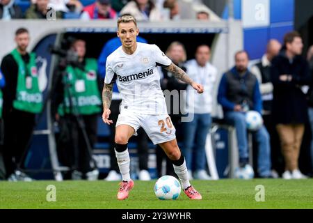 Sinsheim, Deutschland. September 2024. Alejandro Grimaldo (B04, 20), am Ball, Freisteller, Ganzkörper, Einzelbild, Einzelfoto, Aktion, 14.09.2024, Sinsheim (Deutschland), Fussball, Bundesliga, TSG 1899 Hoffenheim - Bayer 04 Leverkusen, DFB/DFL-VORSCHRIFTEN VERBIETEN DIE VERWENDUNG VON FOTOGRAFIEN ALS BILDSEQUENZEN UND/ODER QUASI-VIDEO. Quelle: dpa/Alamy Live News Stockfoto