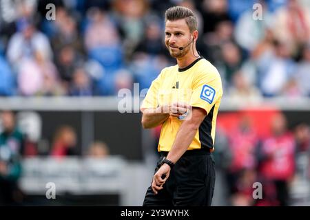 Sinsheim, Deutschland. September 2024. Daniel Schlager (Schiedsrichter), Einzelbild, Einzelfoto, Aktion, Aktion, 14.09.2024, Sinsheim (Deutschland), Fussball, Bundesliga, TSG 1899 Hoffenheim - Bayer 04 Leverkusen, DFB/DFL-VORSCHRIFTEN VERBIETEN DIE VERWENDUNG VON FOTOGRAFIEN ALS BILDSEQUENZEN UND/ODER QUASI-VIDEO. Quelle: dpa/Alamy Live News Stockfoto