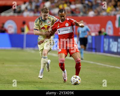 Chicago, USA, 14. September 2024. Major League Soccer (MLS) Cameron Harper (17) der New York Red Bulls kämpft im Soldier Field in Chicago, IL, USA gegen Ariel Lassiter (11) des Chicago Fire FC. Quelle: Tony Gadomski / All Sport Imaging / Alamy Live News Stockfoto