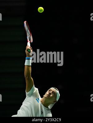 AO Arena, Manchester, Großbritannien. September 2024. Davis Cup Finals, Gruppenphase, Gruppe D Tag 1; Sebastian Baez aus Argentinien dient während des zweiten Satzes Credit: Action Plus Sports/Alamy Live News Stockfoto