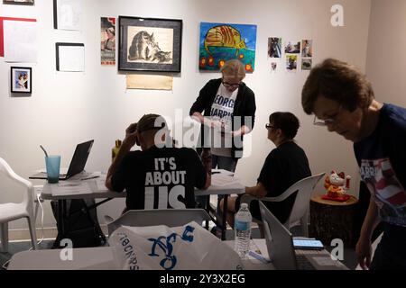 Atlanta, Georgia, USA. September 2024. Freiwillige Helfer der Demokratischen Partei Georgiens treffen sich für eine Cat Ladies für die Kamala Telefonbank, um die Wähler der Region als Teil der Bodenstrategie der Organisation anzurufen, um mehr Beteiligung an den Wahlen im November zu erreichen. (Kreditbild: © Robin Rayne/ZUMA Press Wire) NUR REDAKTIONELLE VERWENDUNG! Nicht für kommerzielle ZWECKE! Stockfoto