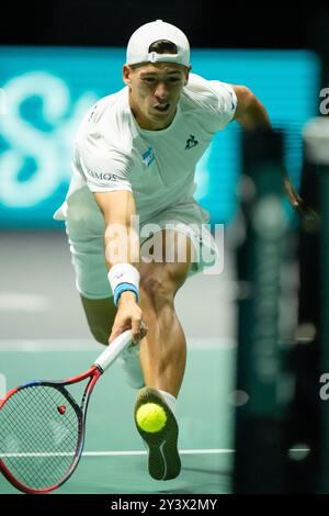 AO Arena, Manchester, Großbritannien. September 2024. Davis Cup Finals, Gruppenphase, Gruppe D Tag 1; Sebastian Baez aus Argentinien spielt einen Vorhandschuss Credit: Action Plus Sports/Alamy Live News Stockfoto