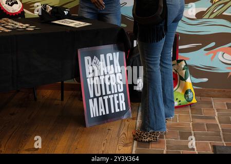 Atlanta, Georgia, USA. September 2024. Die Wähler in Atlanta unterhalten sich mit Freiwilligen von Black Voters Matter bei einer Ausstellung in einem Einzelhandelsgeschäft in Patagonia. (Kreditbild: © Robin Rayne/ZUMA Press Wire) NUR REDAKTIONELLE VERWENDUNG! Nicht für kommerzielle ZWECKE! Stockfoto