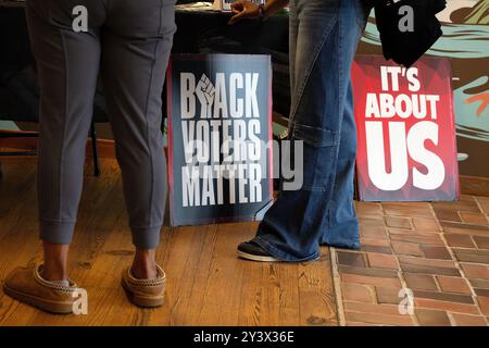 Atlanta, Georgia, USA. September 2024. Die Wähler in Atlanta unterhalten sich mit Freiwilligen von Black Voters Matter bei einer Ausstellung in einem Einzelhandelsgeschäft in Patagonia. (Kreditbild: © Robin Rayne/ZUMA Press Wire) NUR REDAKTIONELLE VERWENDUNG! Nicht für kommerzielle ZWECKE! Stockfoto