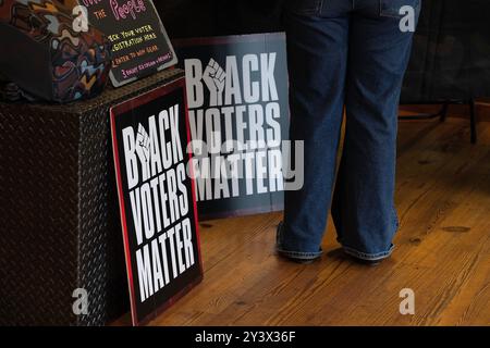 Atlanta, Georgia, USA. September 2024. Die Wähler in Atlanta unterhalten sich mit Freiwilligen von Black Voters Matter bei einer Ausstellung in einem Einzelhandelsgeschäft in Patagonia. (Kreditbild: © Robin Rayne/ZUMA Press Wire) NUR REDAKTIONELLE VERWENDUNG! Nicht für kommerzielle ZWECKE! Stockfoto