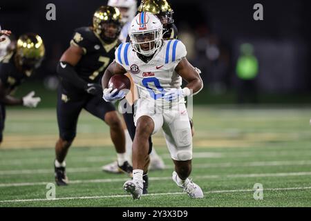 Winston-Salem, North Carolina, USA. September 2024. Mississippi Rebels Running Back MATT JONES (0) führt den Ball im dritten Quartal des Wake Forest Demon Deacons vs Ole Miss Rebels NCAA-Fußballspiels im AlLegacy Stadium in Winston-Salem, NC am 14. September 2024. (Kreditbild: © Cory Knowlton/ZUMA Press Wire) NUR REDAKTIONELLE VERWENDUNG! Nicht für kommerzielle ZWECKE! Stockfoto