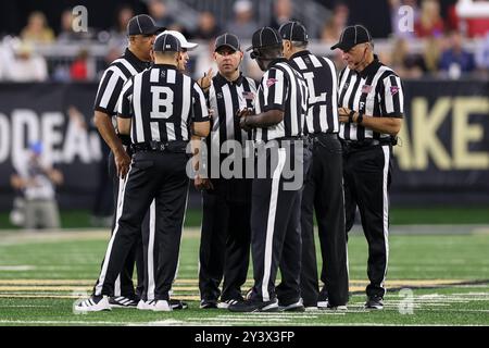 Winston-Salem, North Carolina, USA. September 2024. Die Schiedsrichter sprechen während einer Auszeit während des zweiten Quartals des Wake Forest Demon Deacons vs Ole Miss Rebels NCAA-Fußballspiels im AlLegacy Stadium in Winston-Salem, NC am 14. September 2024. (Kreditbild: © Cory Knowlton/ZUMA Press Wire) NUR REDAKTIONELLE VERWENDUNG! Nicht für kommerzielle ZWECKE! Stockfoto