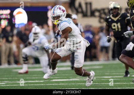 Winston-Salem, North Carolina, USA. September 2024. Mississippi Rebels Wide Receiver ANTWANE WELLS JR. (3) läuft mit dem Ball während des ersten Viertels des Wake Forest Demon Deacons vs Ole Miss Rebels NCAA-Fußballspiels im AlLegacy Stadium in Winston-Salem, NC am 14. September 2024. (Kreditbild: © Cory Knowlton/ZUMA Press Wire) NUR REDAKTIONELLE VERWENDUNG! Nicht für kommerzielle ZWECKE! Stockfoto