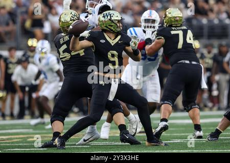 Winston-Salem, North Carolina, USA. September 2024. Wake Forest Demon Deacons Quarterback HANK BACHMEIER (9) wirft den Ball während des ersten Viertels des Wake Forest Demon Deacons vs Ole Miss Rebels NCAA Fußballspiels im AlLegacy Stadium in Winston-Salem, NC am 14. September 2024. (Kreditbild: © Cory Knowlton/ZUMA Press Wire) NUR REDAKTIONELLE VERWENDUNG! Nicht für kommerzielle ZWECKE! Stockfoto